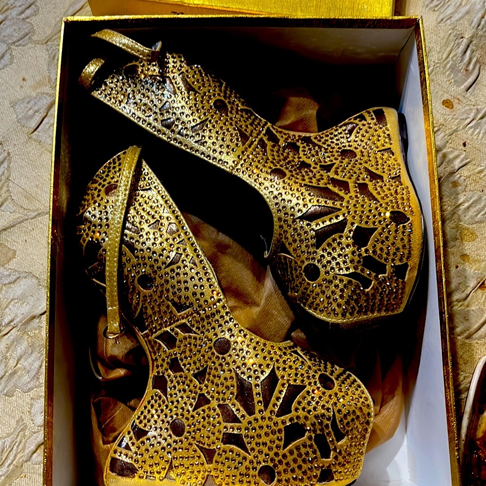 Daisy peep toe inverted wedge. Brand new never worn Gold.